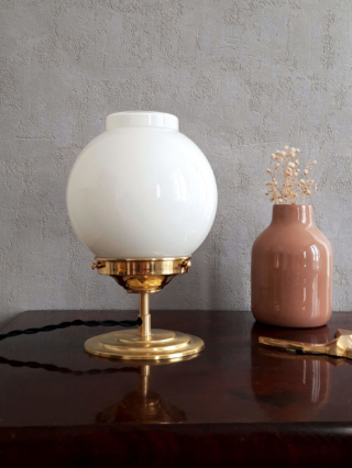 Lampe à poser globe opaline et laiton luminaire déco vintage Bloomis
