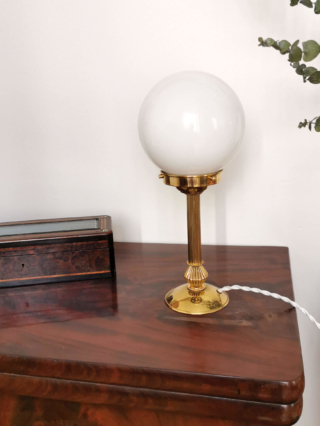 Lampe à poser globe opaline style empire vintage création luminaire Bloomis