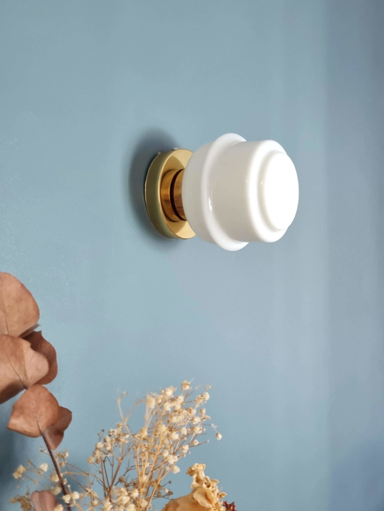 Applique Murale Vintage en Opaline Blanche, Fonte et Laiton en vente sur