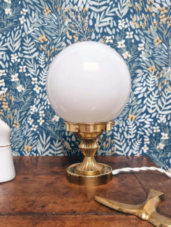 lampe à poser globe opaline vintage pied laiton ancien Bloomis