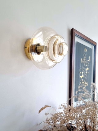 Applique globe ambré en verre à la forme originale, épurée et rétro. Luminaire vintage mural.