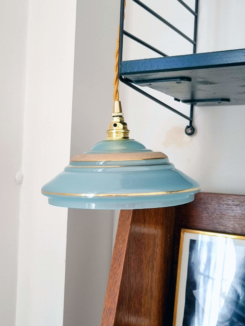 lampe baladeuse en verre bleu ornée de liserés dorés. Luminaire vintage upcycling Bloomis.