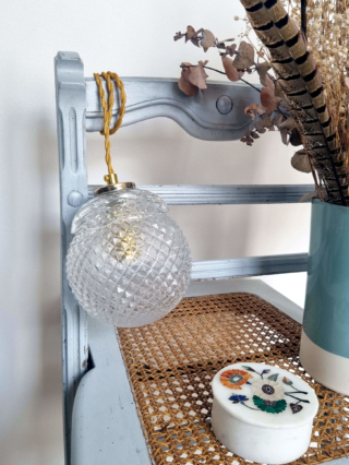 Lampe baladeuse vintage création upcycling mix globe et bobèche en verre. Luminaire unique Bloomis.