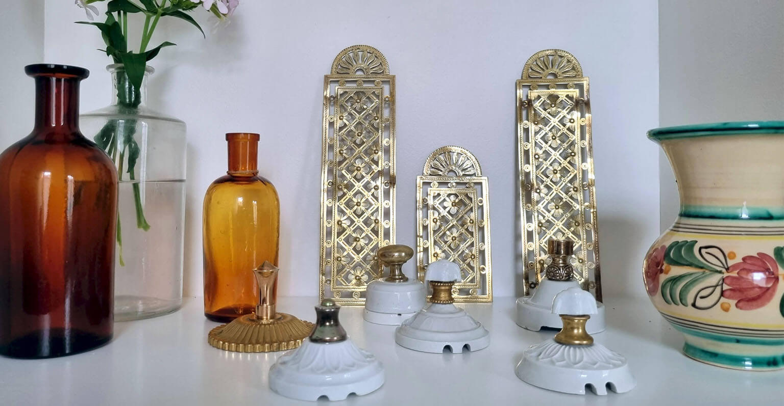 patère murale porcelaine et métal doré accroche lampe baladeuse décoration vintage Bloomis