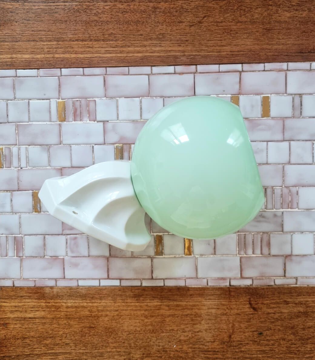 Applique globe vintage vert d'eau en opaline décoration luminaire Bloomis
