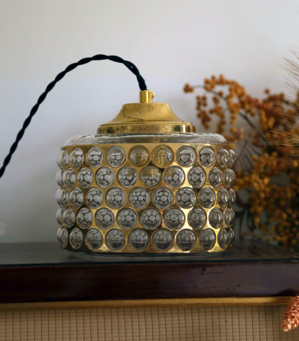 Lampe baladeuse globe en verre et laiton du designer Rupert Nikoll datant des années 60.