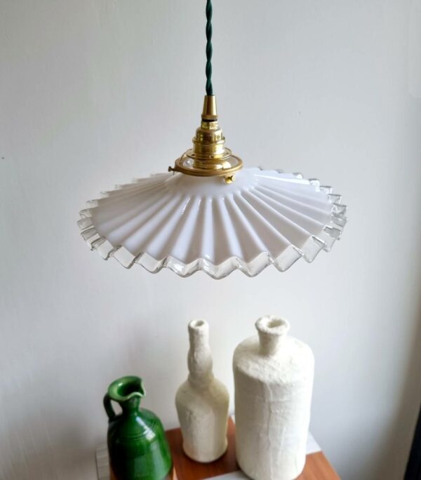 suspension opaline blanche ondulée. Luminaire vintage & upcycling Bloomis
