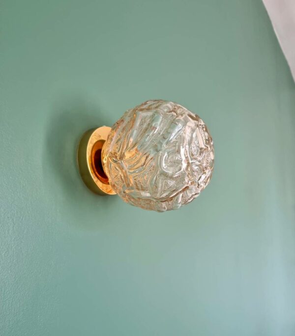 Applique murale globe en verre ambré. Luminaire vintage Bloomis