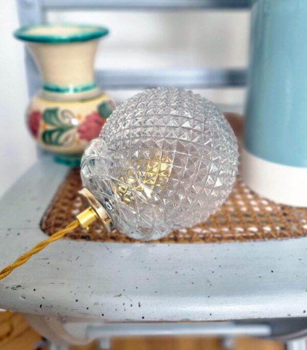 Elégante lampe baladeuse globe en verre Pointe de Diamant. Luminaire vintage Bloomis.