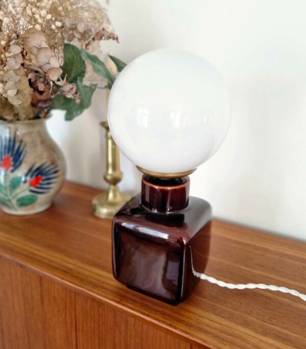 Lampe vintage composée globe en opaline et pied en céramique marron. Une création unique Bloomis.