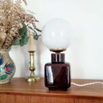 Lampe vintage composée globe en opaline et pied en céramique marron. Une création unique Bloomis.