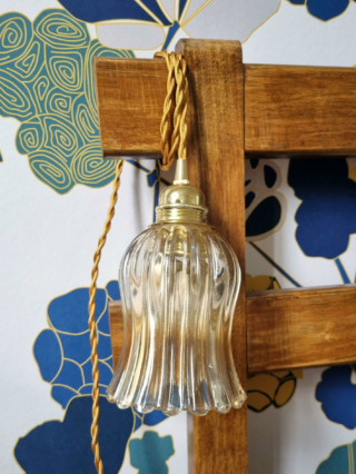 Lampe baladeuse tulipe en verre ambré avec son cordon tressé. Luminaire vintage & upcycling Bloomis.