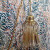 Lampe baladeuse tulipe en verre ambré avec son cordon tressé. Luminaire vintage & upcycling Bloomis.