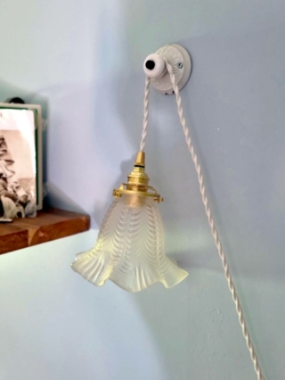 Lampe baladeuse tulipe en verre avec son cordon tressé. Luminaire vintage & upcycling Bloomis.