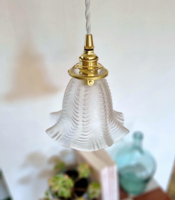 Lampe baladeuse tulipe en verre avec son cordon tressé. Luminaire vintage & upcycling Bloomis.