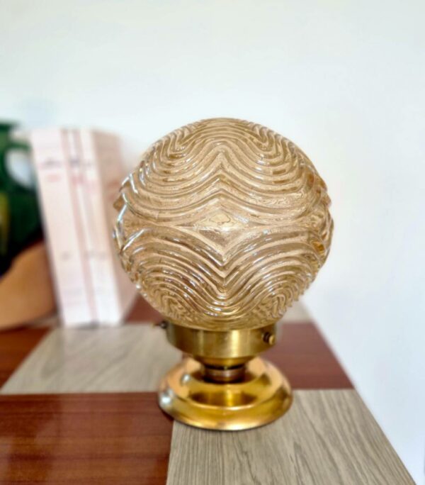 Lampe à poser globe ambré art déco vintage. Luminaire création Bloomis
