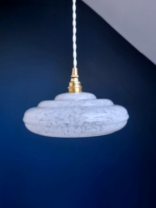 suspension en verre de clichy moucheté blanc. Luminaire vintage art déco Bloomis