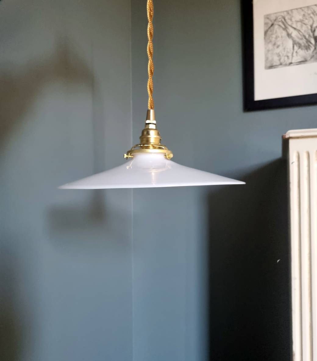 suspension en opaline blanche luminaire vintage câble torsadé Bloomis