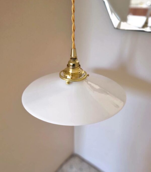 suspension en opaline blanche luminaire vintage câble torsadé Bloomis