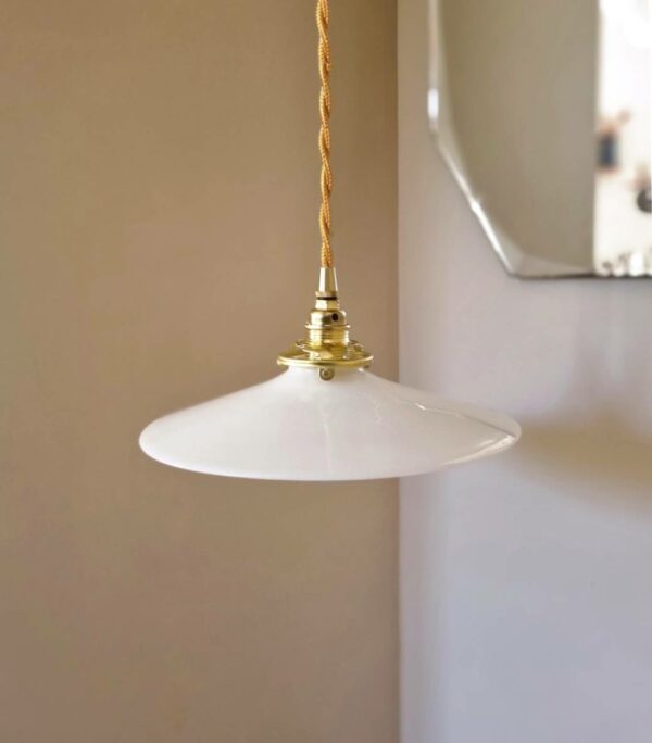 suspension en opaline blanche luminaire vintage câble torsadé Bloomis