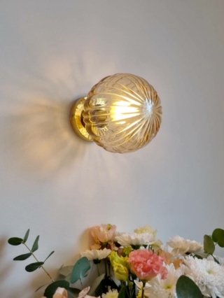 applique murale globe en verre ambré vintage. Luminaire décoration vintage Bloomis
