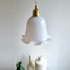 Lampe baladeuse globe tulipe en opaline. luminaire vintage Bloomis