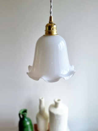 Lampe baladeuse globe tulipe en opaline. luminaire vintage Bloomis