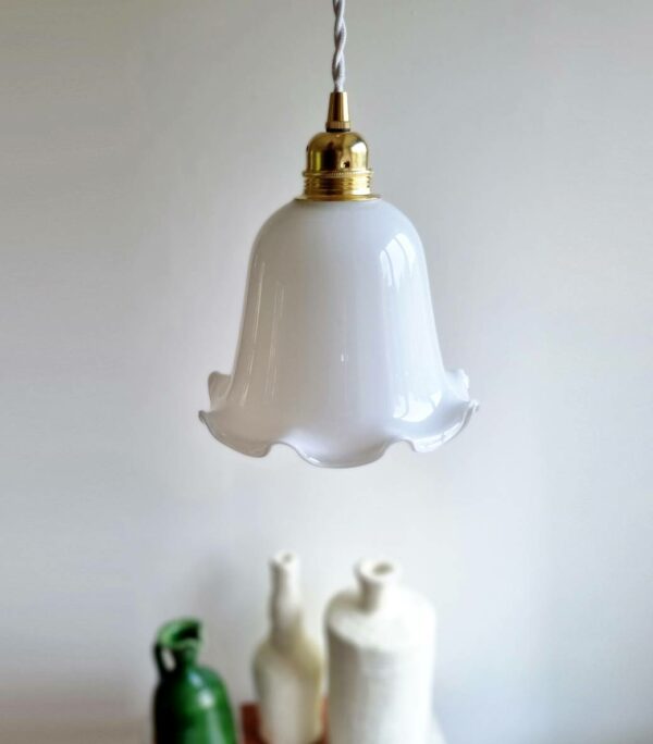 Lampe baladeuse globe tulipe en opaline. luminaire vintage Bloomis