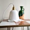 Lampe baladeuse globe tulipe en opaline. luminaire vintage Bloomis