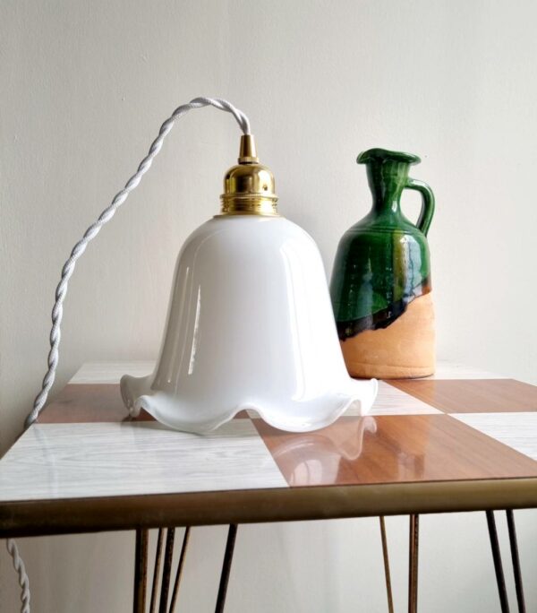 Lampe baladeuse globe tulipe en opaline. luminaire vintage Bloomis