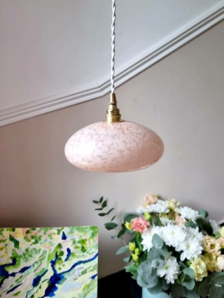 Lampe baladeuse en verre de clichy rose moucheté. Luminaire vintage art déco Bloomis