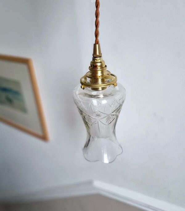 Lampe baladeuse globe tulipe en verre ciselé. luminaire vintage Bloomis