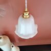 Lampe baladeuse globe tulipe en opaline. luminaire vintage Bloomis