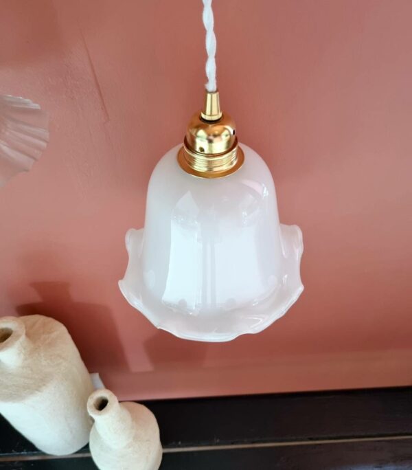 Lampe baladeuse globe tulipe en opaline. luminaire vintage Bloomis