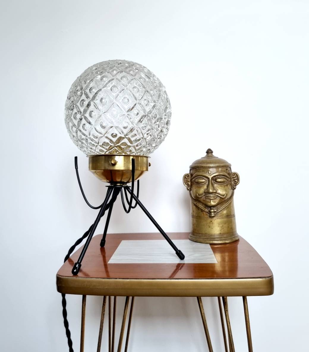 lampe-globe-tripode-ancien-vintage-decoration-upcycling_bloomis