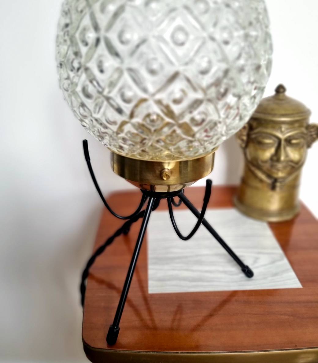 lampe-globe-verre-tripode-ancien-vintage-decoration-upcycling_bloomis