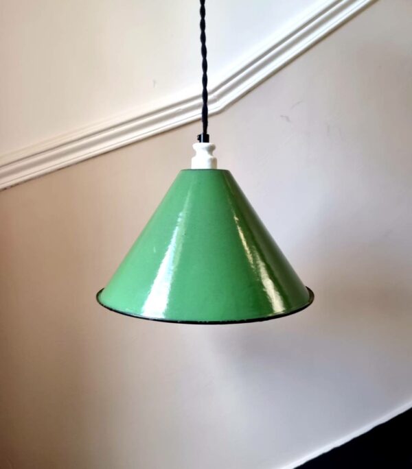 suspension en tôle émaillée vert style industriel, luminaire vintage Bloomis