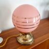 Lampe à poser globe en opaline rose. Luminaire vintage art déco Bloomis