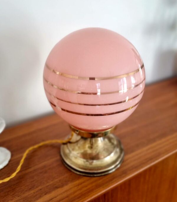 Lampe à poser globe en opaline rose. Luminaire vintage art déco Bloomis