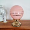 Lampe à poser globe en opaline rose. Luminaire vintage art déco Bloomis