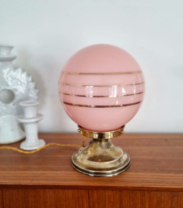 Lampe à poser globe en opaline rose. Luminaire vintage art déco Bloomis