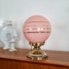 Lampe à poser globe en opaline rose. Luminaire vintage art déco Bloomis