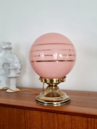 Lampe à poser globe en opaline rose. Luminaire vintage art déco Bloomis