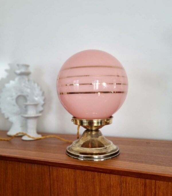 Lampe à poser globe en opaline rose. Luminaire vintage art déco Bloomis