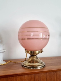 lampe-a-poser-globe-opaline-rose-or-vintage_bloomis