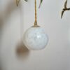 Lampe baladeuse en verre de clichy blanc moucheté. Luminaire vintage art déco Bloomis