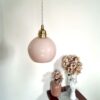 Lampe baladeuse globe en opaline rose pâle. Luminaire vintage Bloomis