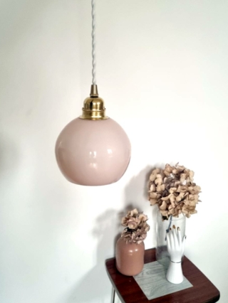 Lampe baladeuse globe en opaline rose pâle. Luminaire vintage Bloomis