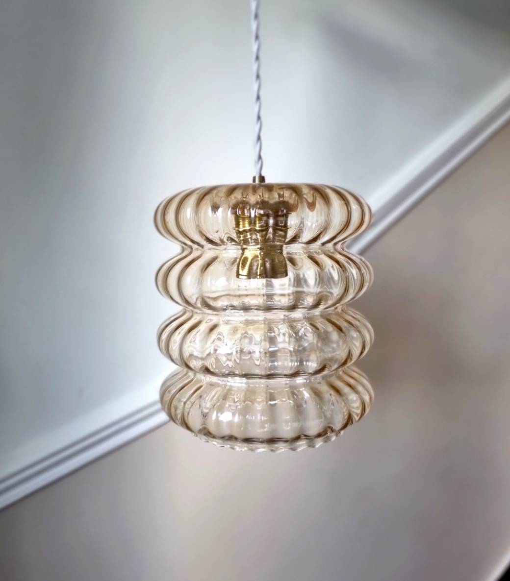 suspension globe bibendum verre ambré seventies. luminaire vintage Bloomis