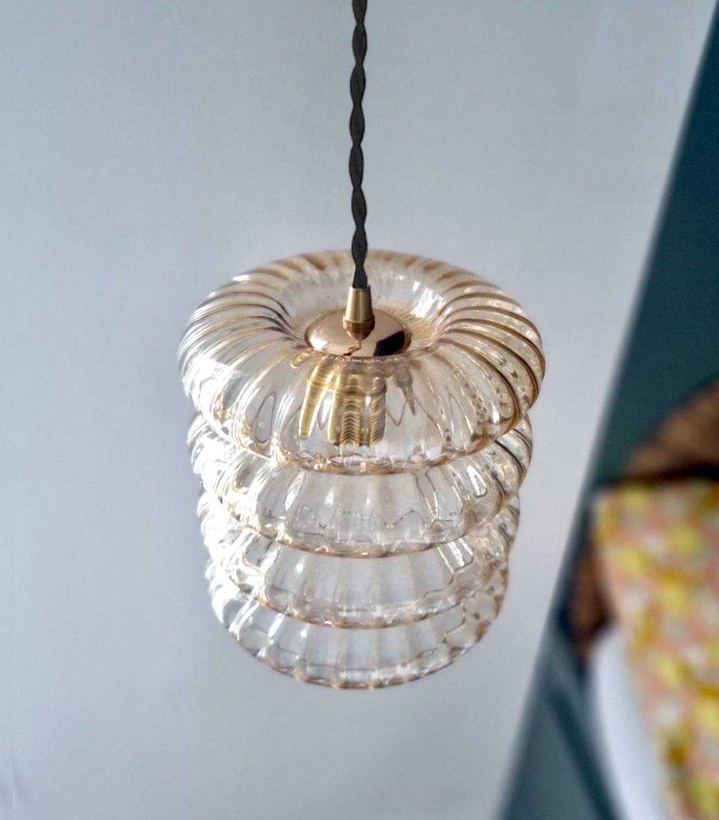 suspension-globe-bibendum-verre-ambre-vintage-seventies-ancien-slowdecoration-fil-noir_bloomis suspension globe bibendum verre ambré seventies. luminaire vintage Bloomis